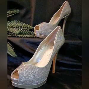 Guess silver peep toe pumps sz 9